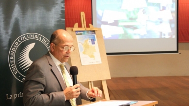 El Ministro de la Embajada de Colombia en Paraguay Ignacio Ruíz Perea dando unas palabras