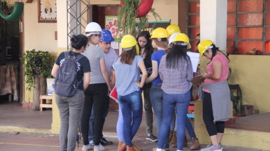 Alumnas y alumnos de Arquitectura realizan relevamiento de los edificios en Colegio Nacional