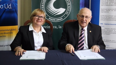 Roberto Elías Canese y Cecilia Servín durante la firma del contrato