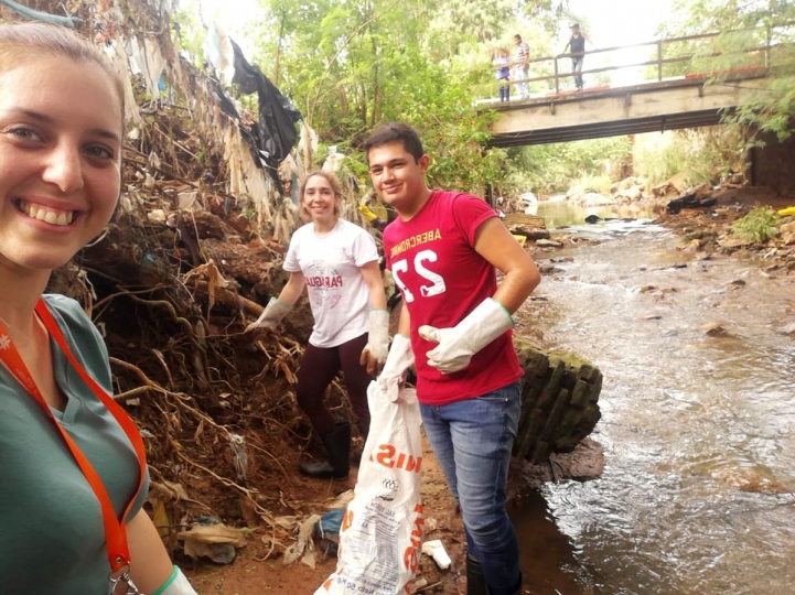 Alumnos de Columbia limpian arroyo San Lorenzo