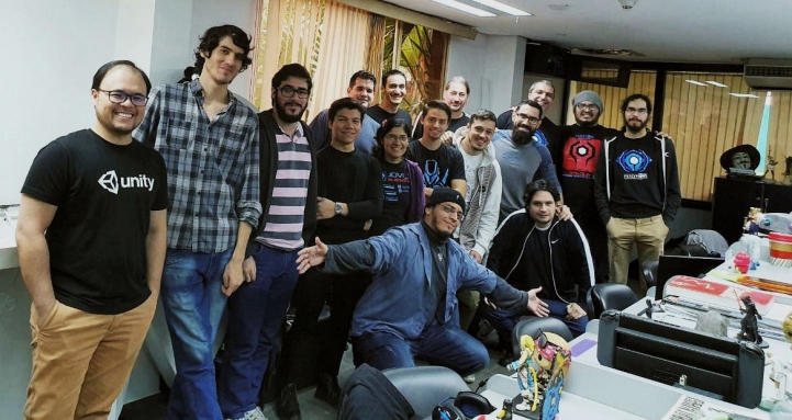 El Prof. Francisco (2do de Der. a Izquierda) junto con el equipo de Posibillian, los creadores de Fhacktions y el GameDev uruguayo Fernando Sansberro.