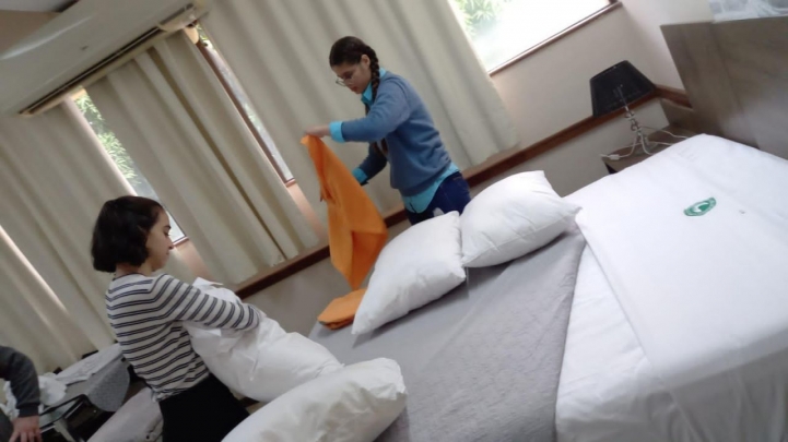 Práctica de armado de camas y visita técnica a establecimiento de alojamiento hotelero