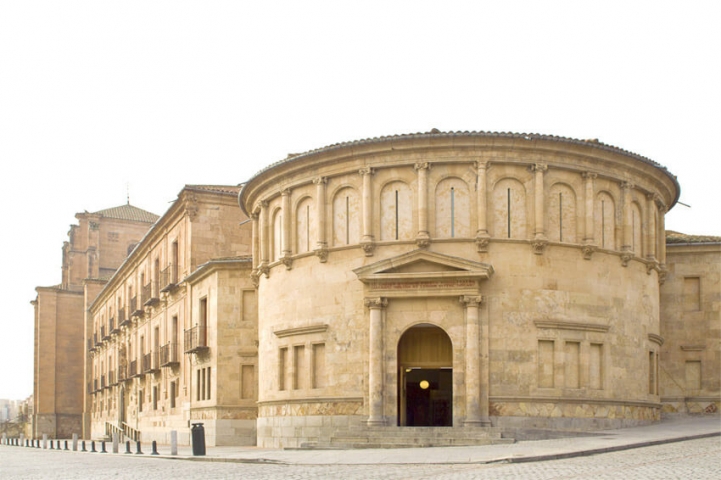 La Hospedería del Colegio Fonseca es en la actualidad un moderno edificio multiusos que alberga diversas unidades administrativas de la Universidad de Salamanca tales como el Instituto Iberoamérica.