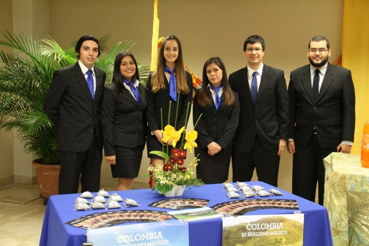 Estudiantes de la carrera de Turismo y Hotelería exponiendo artículos sobre Colombia 