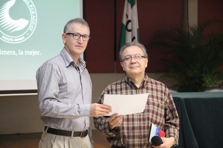 El Director de la carrera de Ingeniería en Informática Heriberto Pintos (Izquierda)  con Francisco Gill (Derecha) 