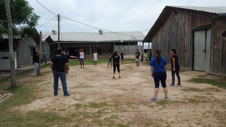 Los estudiantes de la UCP aprovecharon el momento para poder jugar volley, como lo hacen periódicamente los que viven en la escuela. 